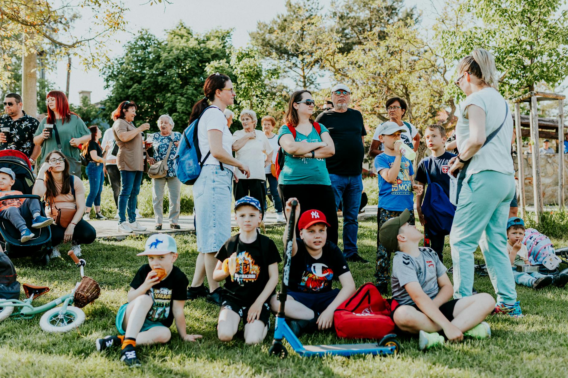 Grupa ludzi sprzątająca teren zielony w Leżajsku z workami na śmieci w Dniu Ziemi.