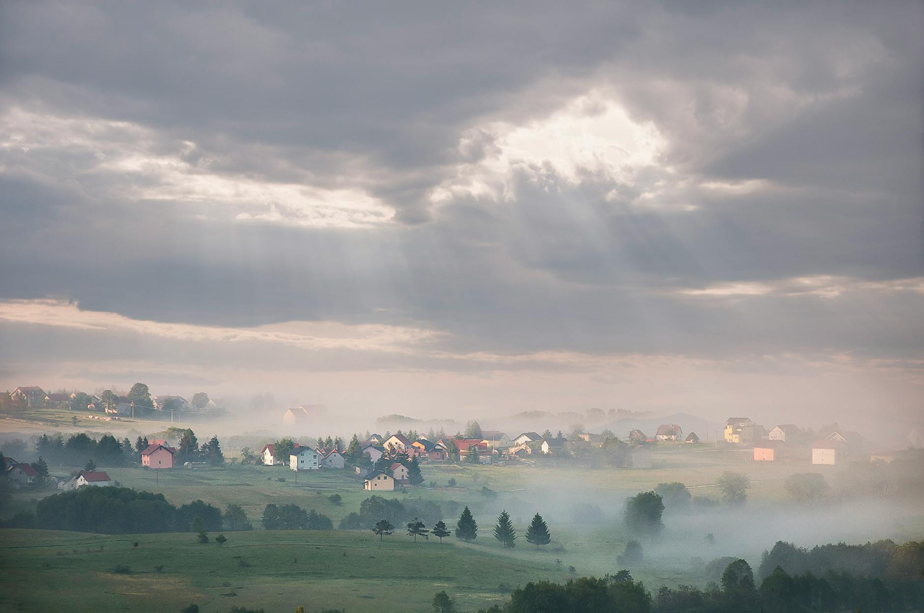 Widok na Sanktuarium w Leżajsku z charakterystyczną wieżą i otaczającym je klasztorem